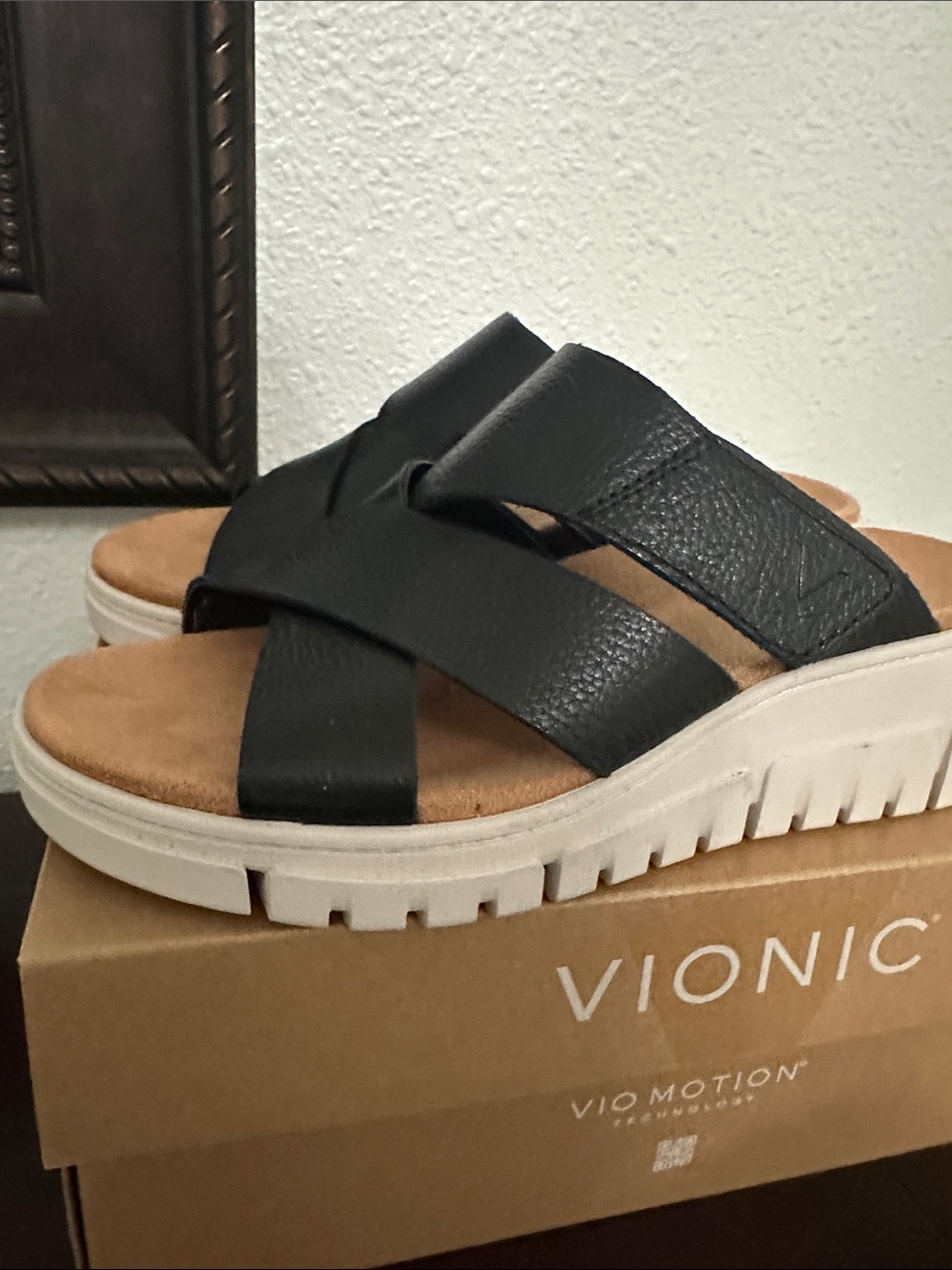 Vionic Uptown Sunset Black Leather Womens  Slide Sandals